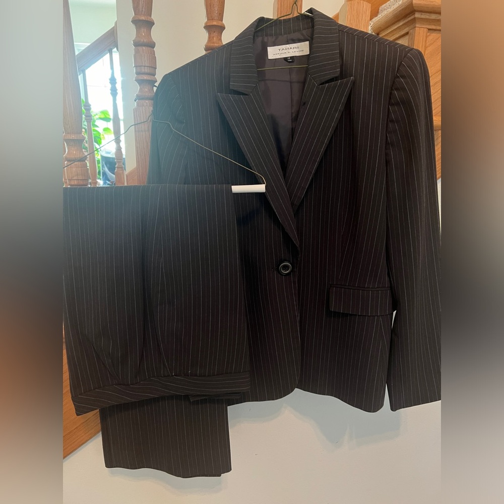 TAHARI Arthur S. Levine Petite Women’s 2-piece Suit (10)